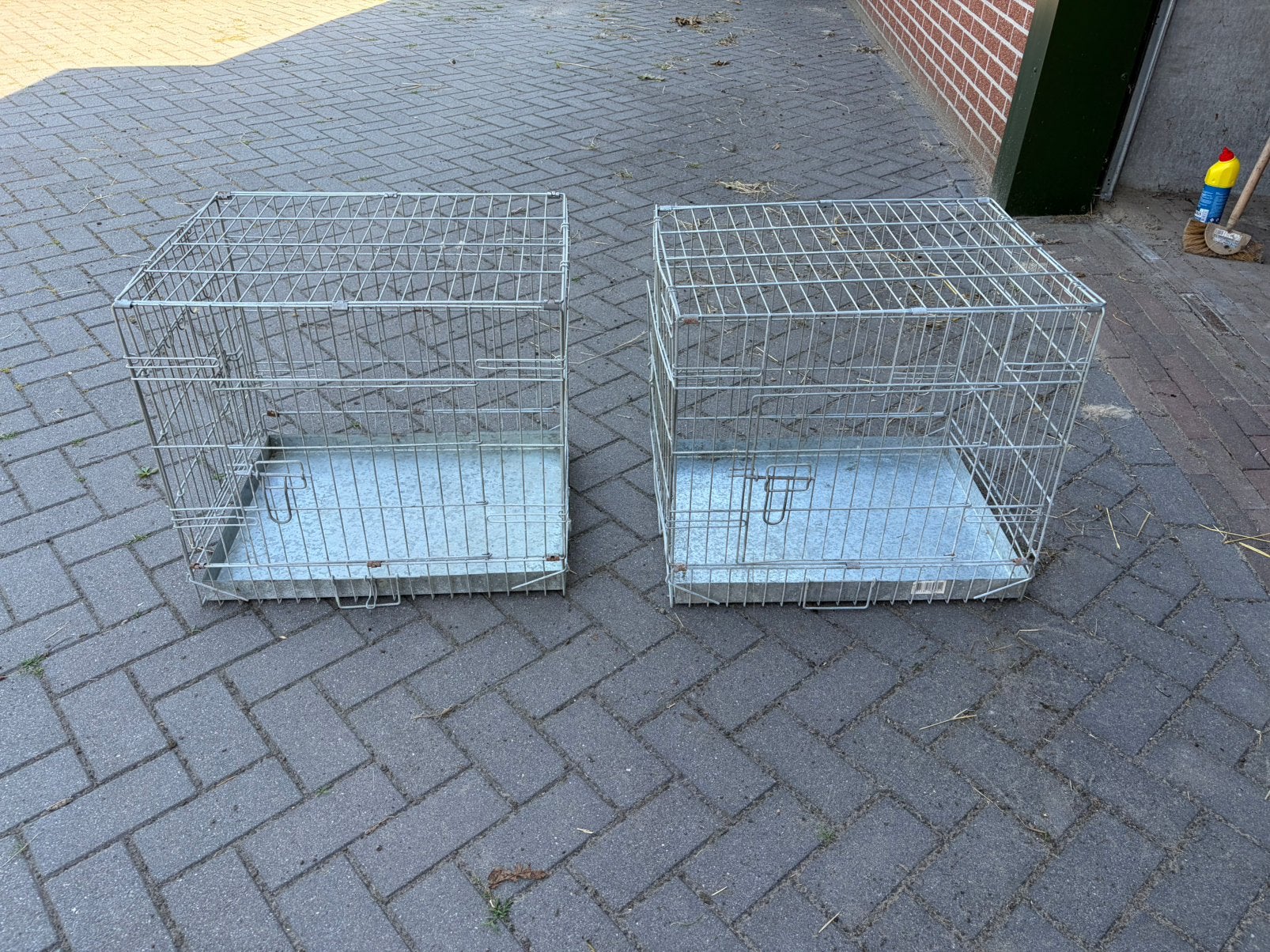 2 benche, Dieren en Toebehoren, Hondenhokken, Ophalen, Minder dan 65 cm, Zo goed als nieuw, Minder dan 75 cm
