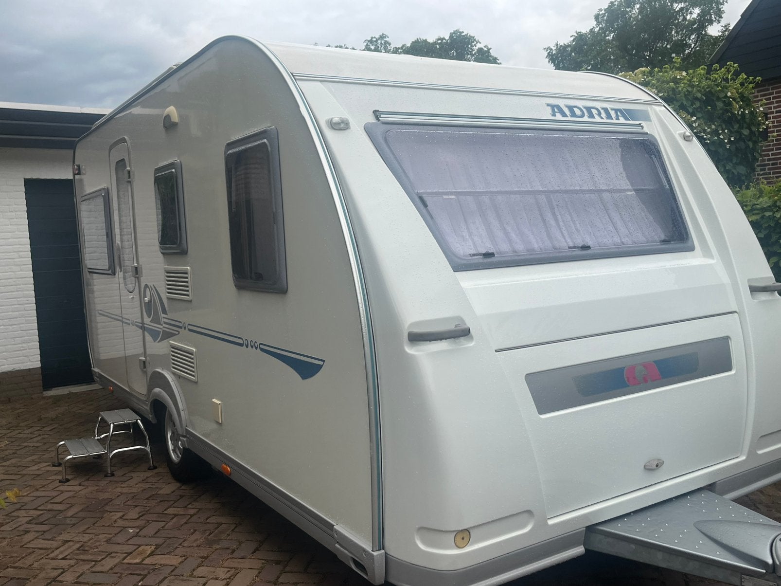 Adria  Adiva 462 pd voortent Isabella Carbon nieuwstaat, Vast bed, Schokbreker, Rondzit, Particulier
