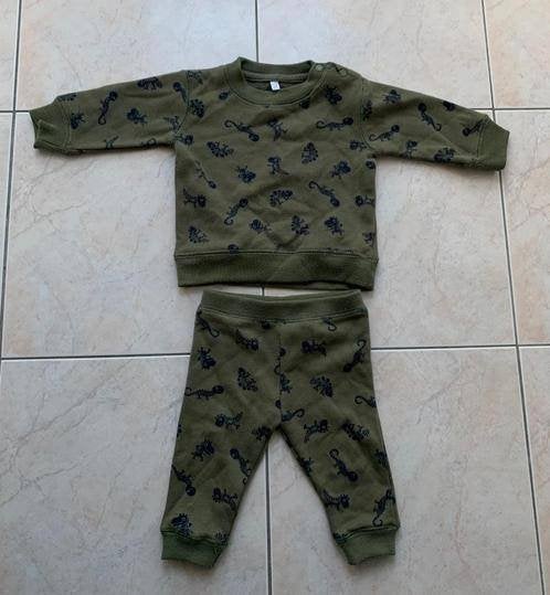 Stoere leger groene joggingpakje, maat 62!, Kinderen en Baby's, Babykleding | Maat 62, Verzenden, Zo goed als nieuw, Jongetje