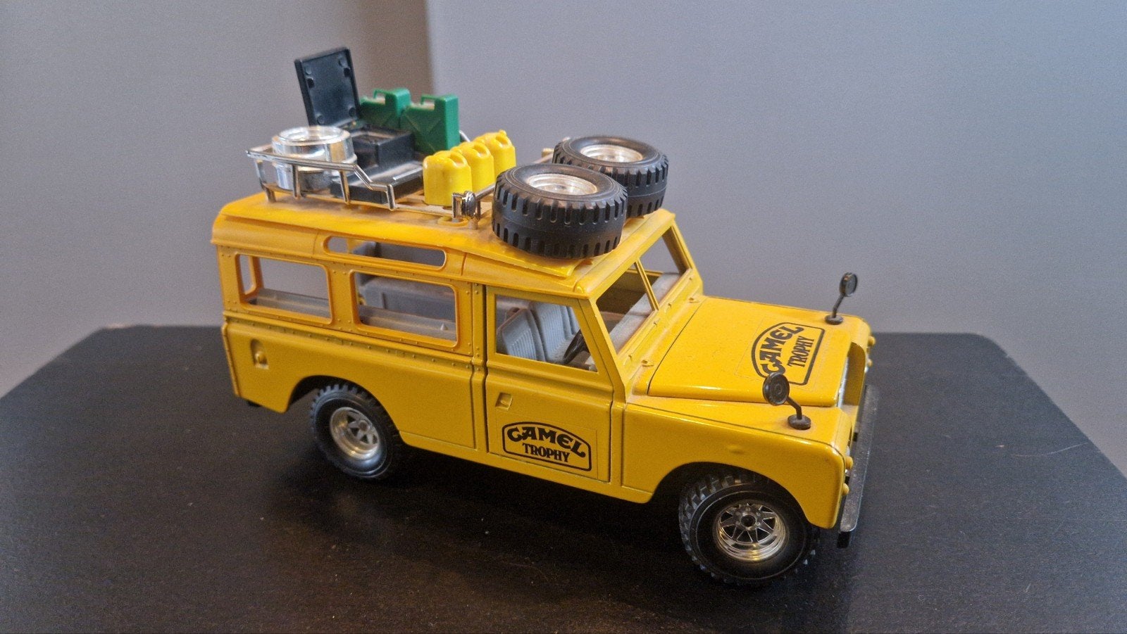 Burago Land Rover Defender 110 Camel Trophy (1:24), Ophalen, Gebruikt, Auto