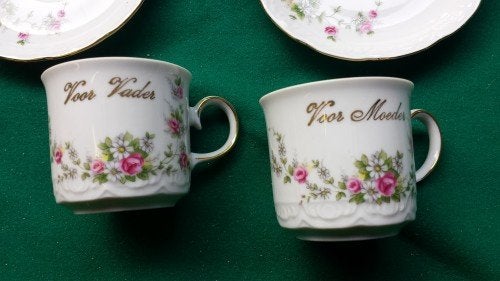 Kop en schotels, 2x, 1x voor Vader, 1x voor Moeder, wit met, Ophalen of Verzenden, 'T Olde Gre-j, Info@toldegrej.nl, Endepoelstraat 20f Didam