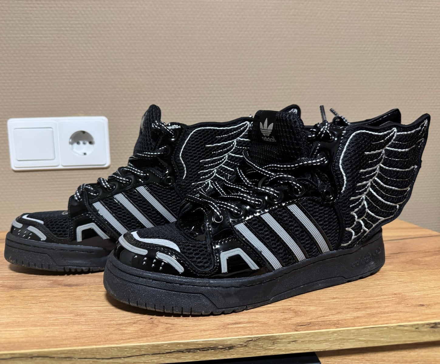 Adidas Jeremy Scott maat 42, Ophalen, Zwart, Sneakers of Gympen, Zo goed als nieuw