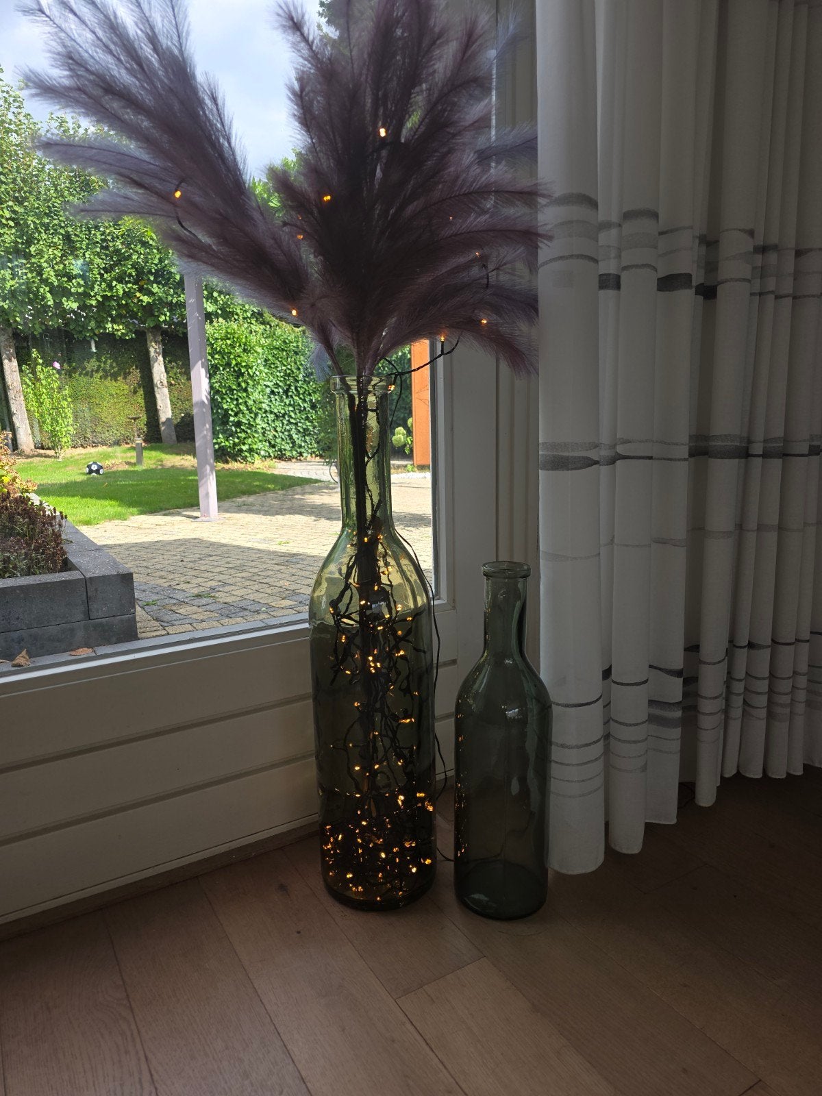 Grote glazen fles met pluimen en verlichting, Ophalen, Gebruikt, Glas, Gerecycled glas