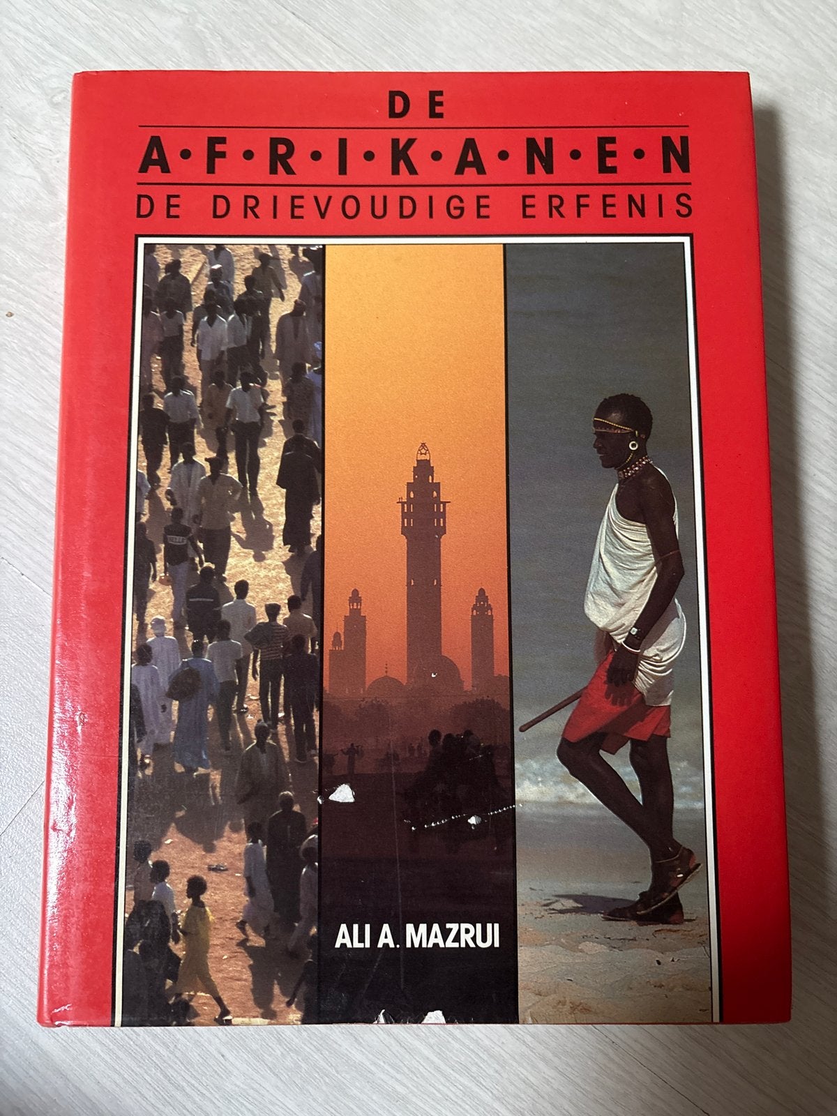 De Afrikanen: De Drievoudige Erfenis - Ali A. Mazrui, Boeken, Ophalen of Verzenden, 20e eeuw of later, Gelezen