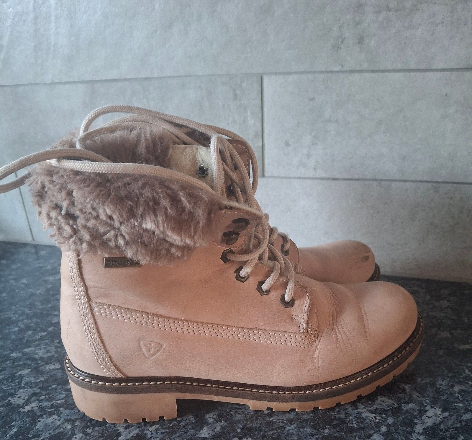 Tamaris hoge schoen bont oudroze mt 39 carnaval Vastenavend, Carnaval, Ophalen of Verzenden, Accessoires, Gedragen