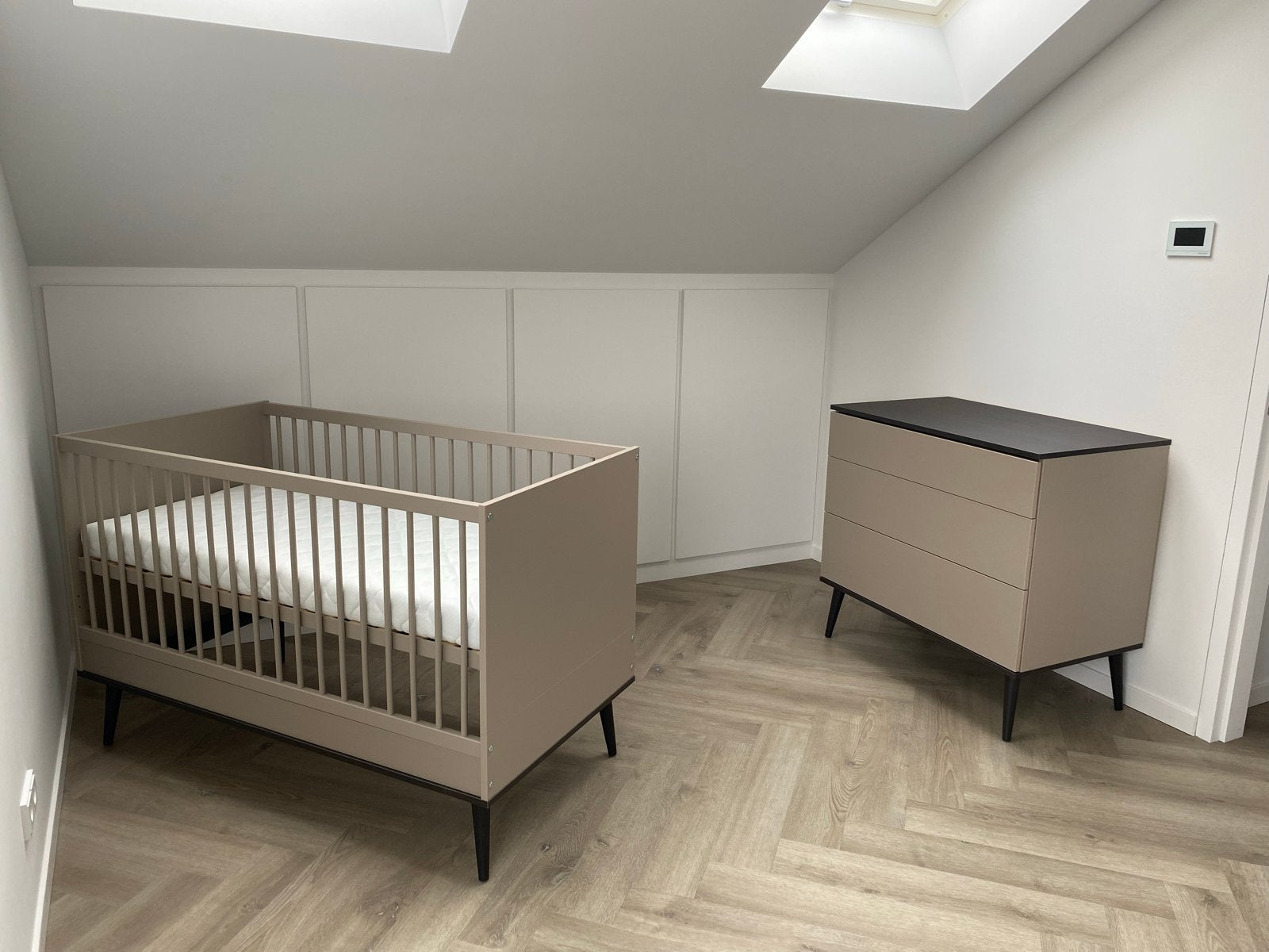 Quax Flow Stone Babykamer ledikant met matras en commode, Ophalen, 70 tot 85 cm, 140 tot 160 cm, Zo goed als nieuw