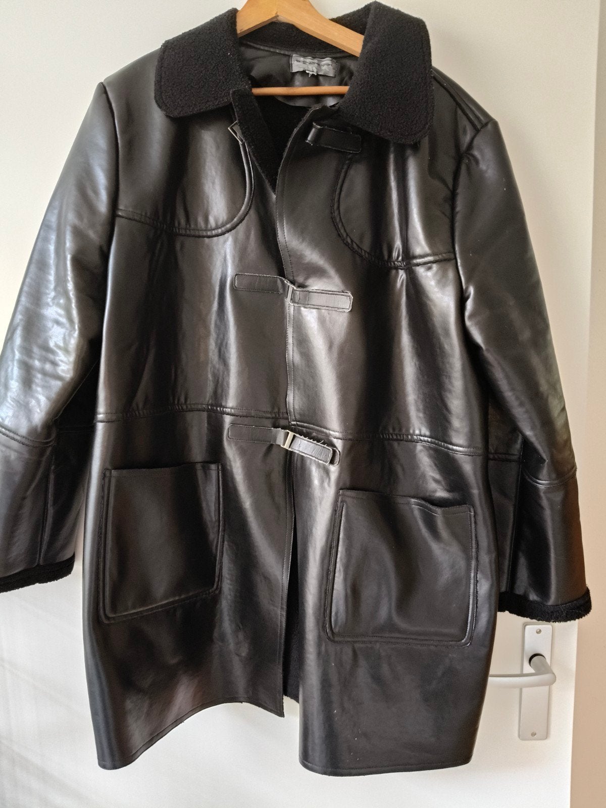 Zwarte  jas met teddy voering - London Bunny Q Pome, Zwart, Ophalen of Verzenden, Gedragen, Maat 42/44 (L)