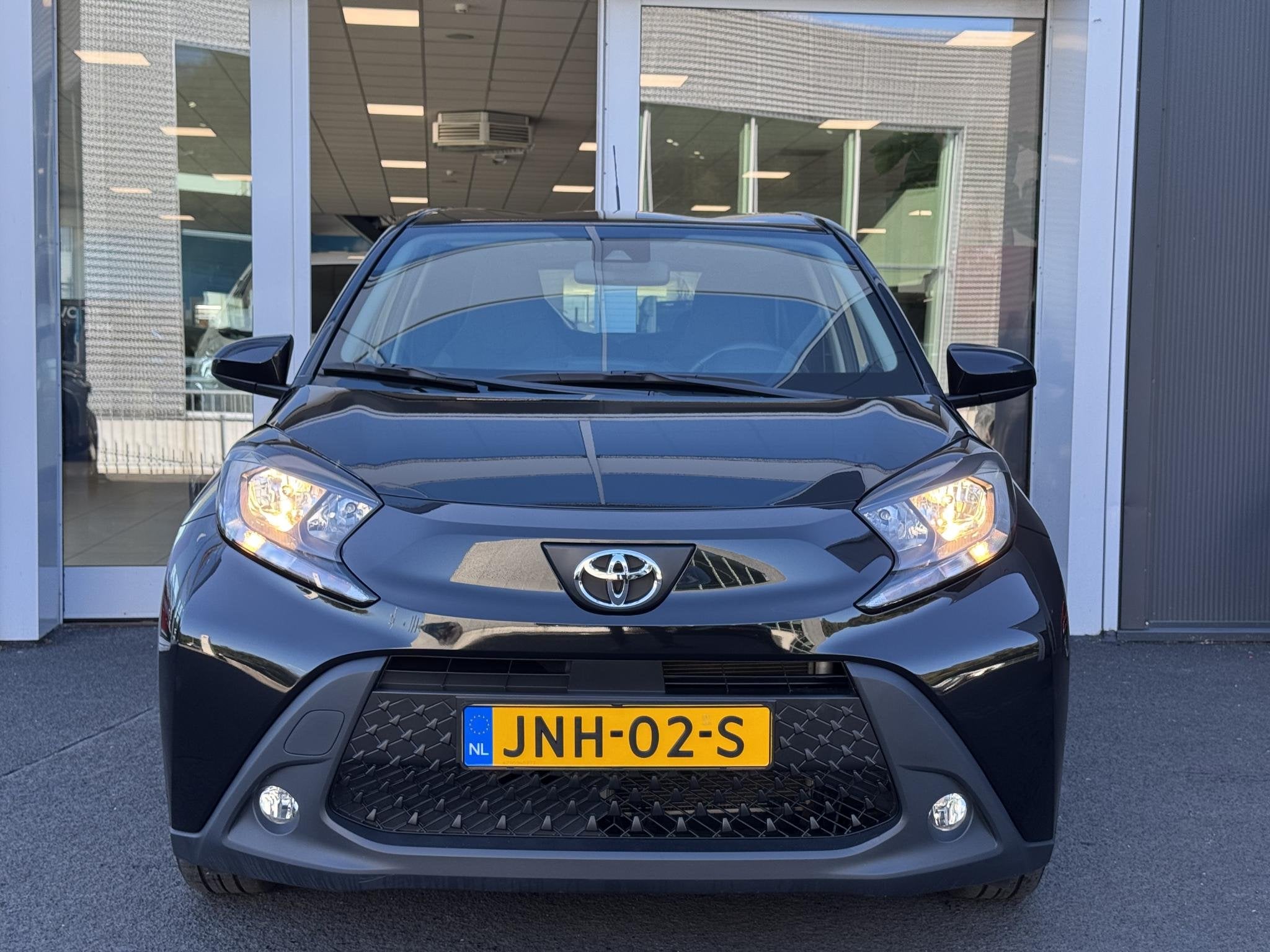 Toyota Aygo X 1.0 VVT-i S-CVT Play | Airco | Achteruitrijcam, Auto's, Gebruikt, Euro 6, 4 stoelen, Zwart