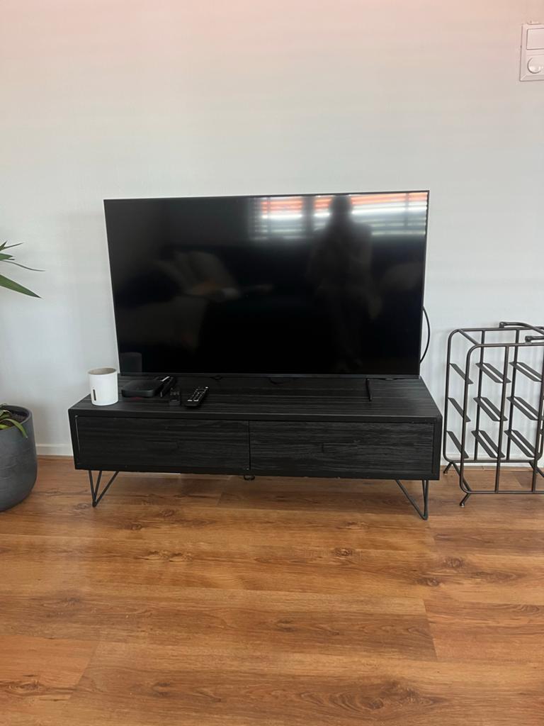 Zwart TV meubel met lades en metalen poten, Huis en Inrichting, Kasten | Televisiemeubels, Ophalen, Gebruikt, 100 tot 150 cm, Minder dan 100 cm