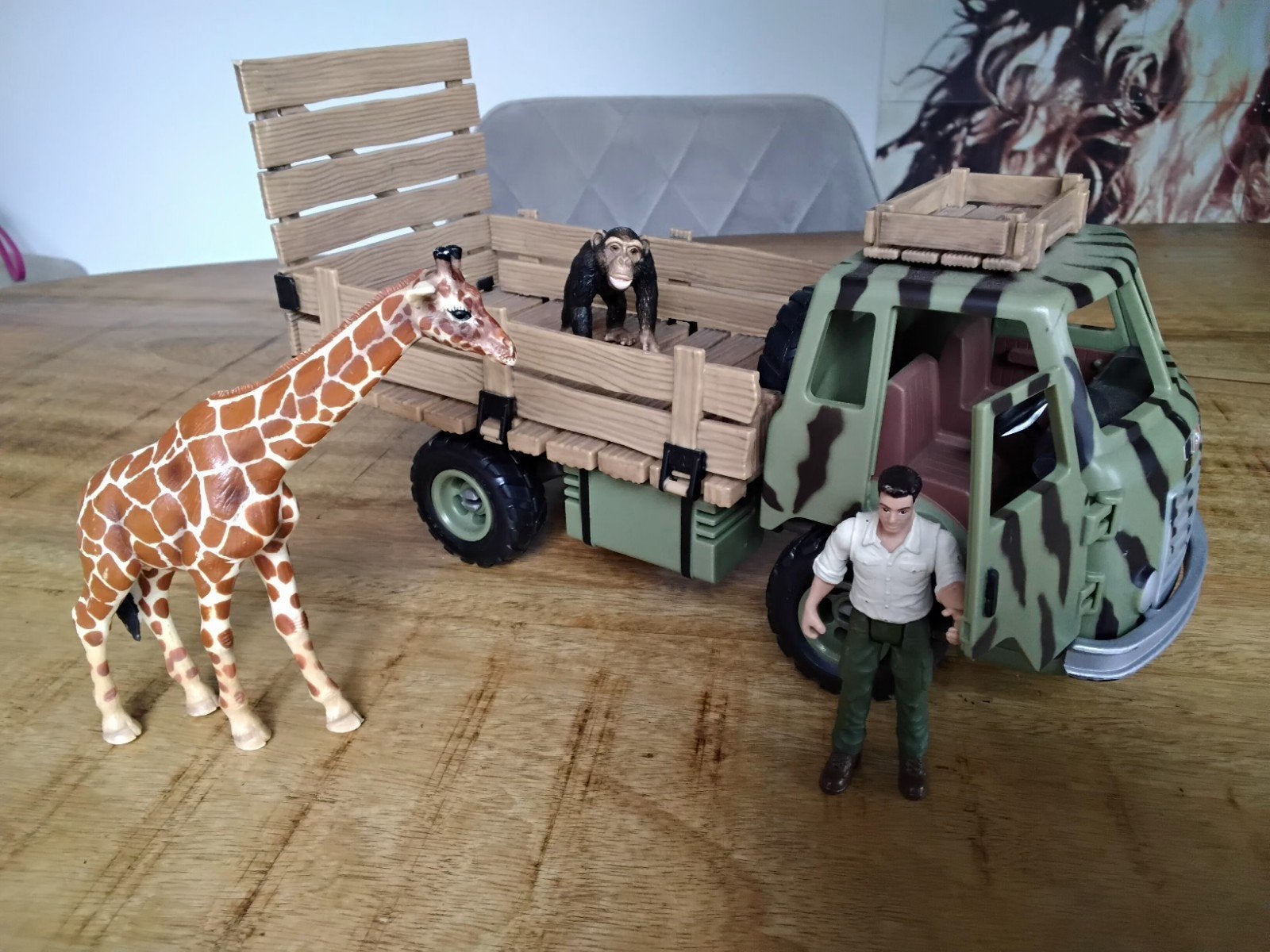 Schleich truck met ranger, giraffe en chimpansee., Ophalen of Verzenden, Zo goed als nieuw