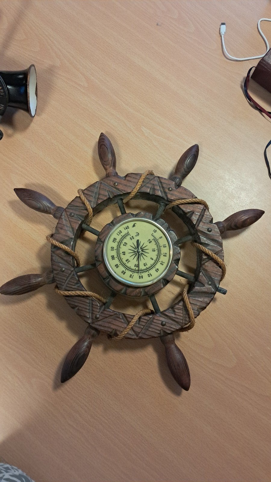 Decoratief scheepsroer met kompas en thermometer, Ophalen