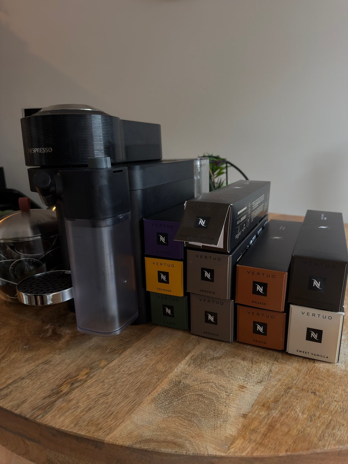 Foto 5 van De'Longhi Nespresso Vertuo Lattissima + 10 dozen capsules