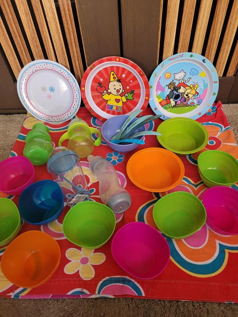 Grote set baby- en kinder eetgerei (borden, bekers, bakjes), Ophalen of Verzenden, Gebruikt