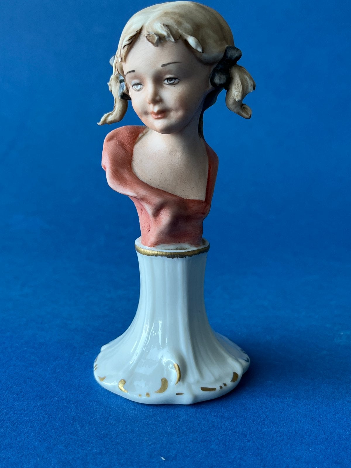 Mooi klein buste beeldje, meisje op sokkel ⭐️, Antiek en Kunst, Ophalen of Verzenden