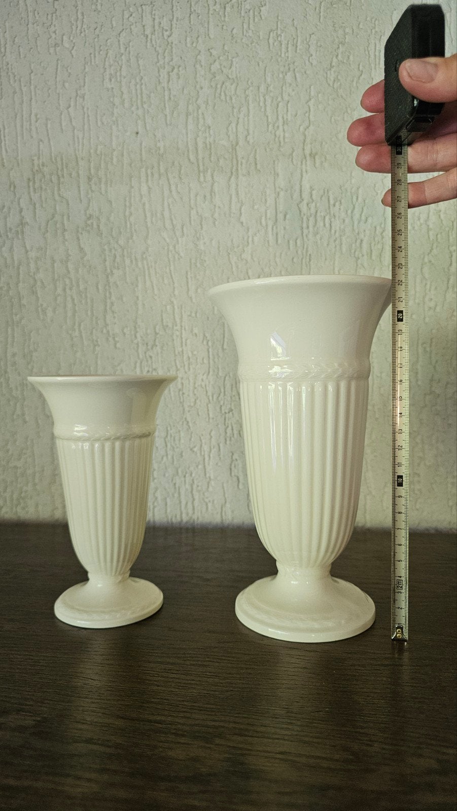 Twee beige Wedgwood vazen, Ophalen
