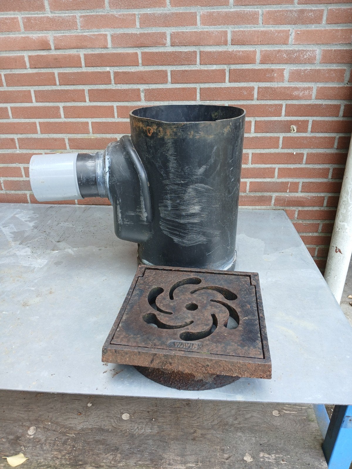 Afvoerputje met rooster - Gietijzer en PVC, Afvoer, Gebruikt, Pvc, Ophalen of Verzenden