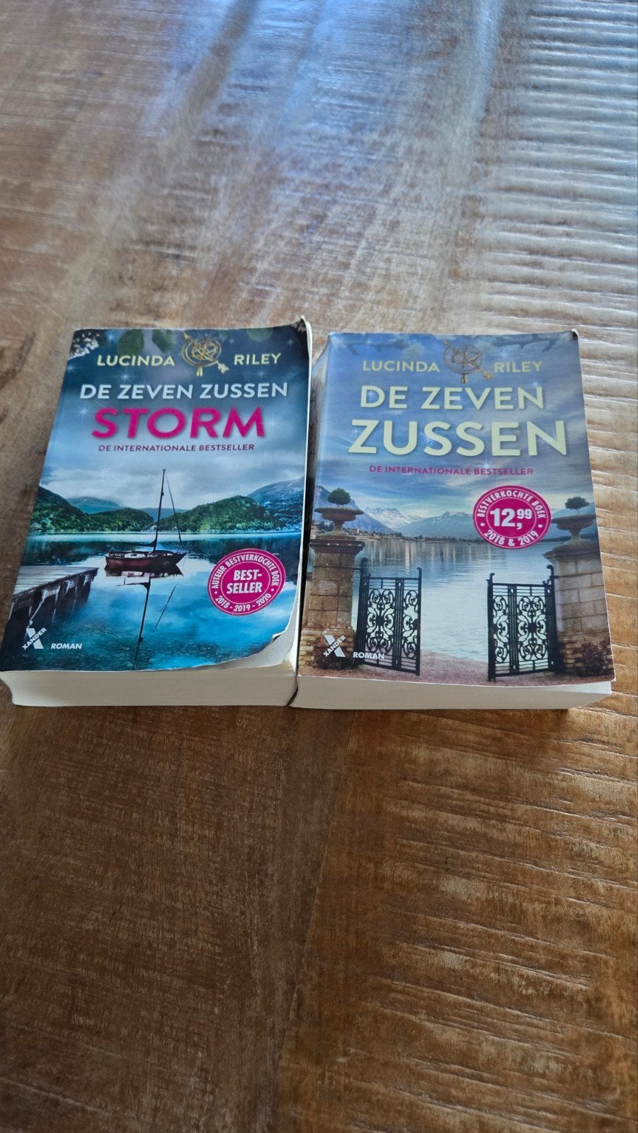 2x De Zeven Zussen: Storm & De Zeven Zussen - Lucinda Riley, Boeken, Ophalen of Verzenden, Gelezen, Lucinda Riley