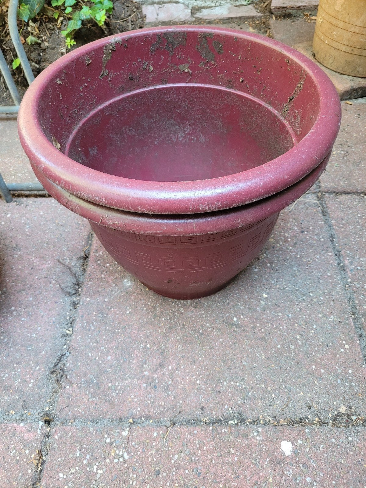 Set van 2 grote donkerrode kunststof bloempotten bordeaux, 25 tot 40 cm, Kunststof, Gebruikt, Rond