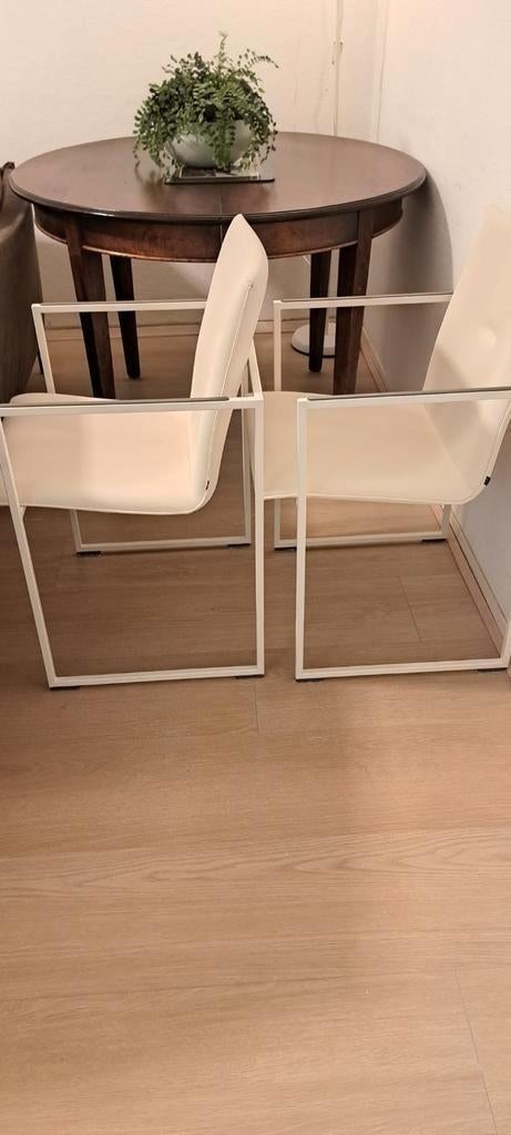 Design stoelen van het dure merk Arco. Kleur gebroken wit., Ophalen, Twee, Wit, Zo goed als nieuw