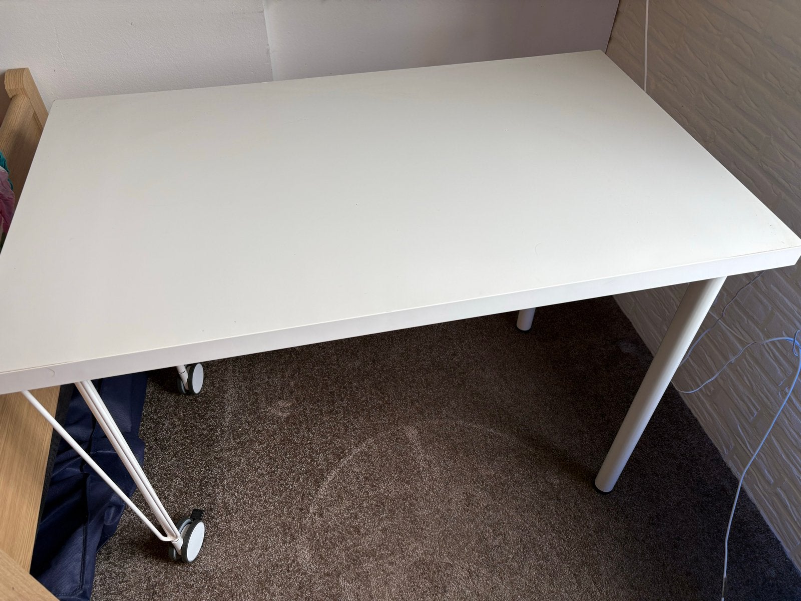 Wit ikea bureau tafeltje met wielen, Ophalen, Gebruikt, Spaanplaat of MDF, Overige merken