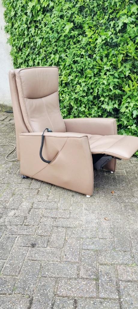 Nauwelijks gebruikte relax/sta stoel Prominent, Minder dan 75 cm, Leer, Ophalen of Verzenden, Zo goed als nieuw