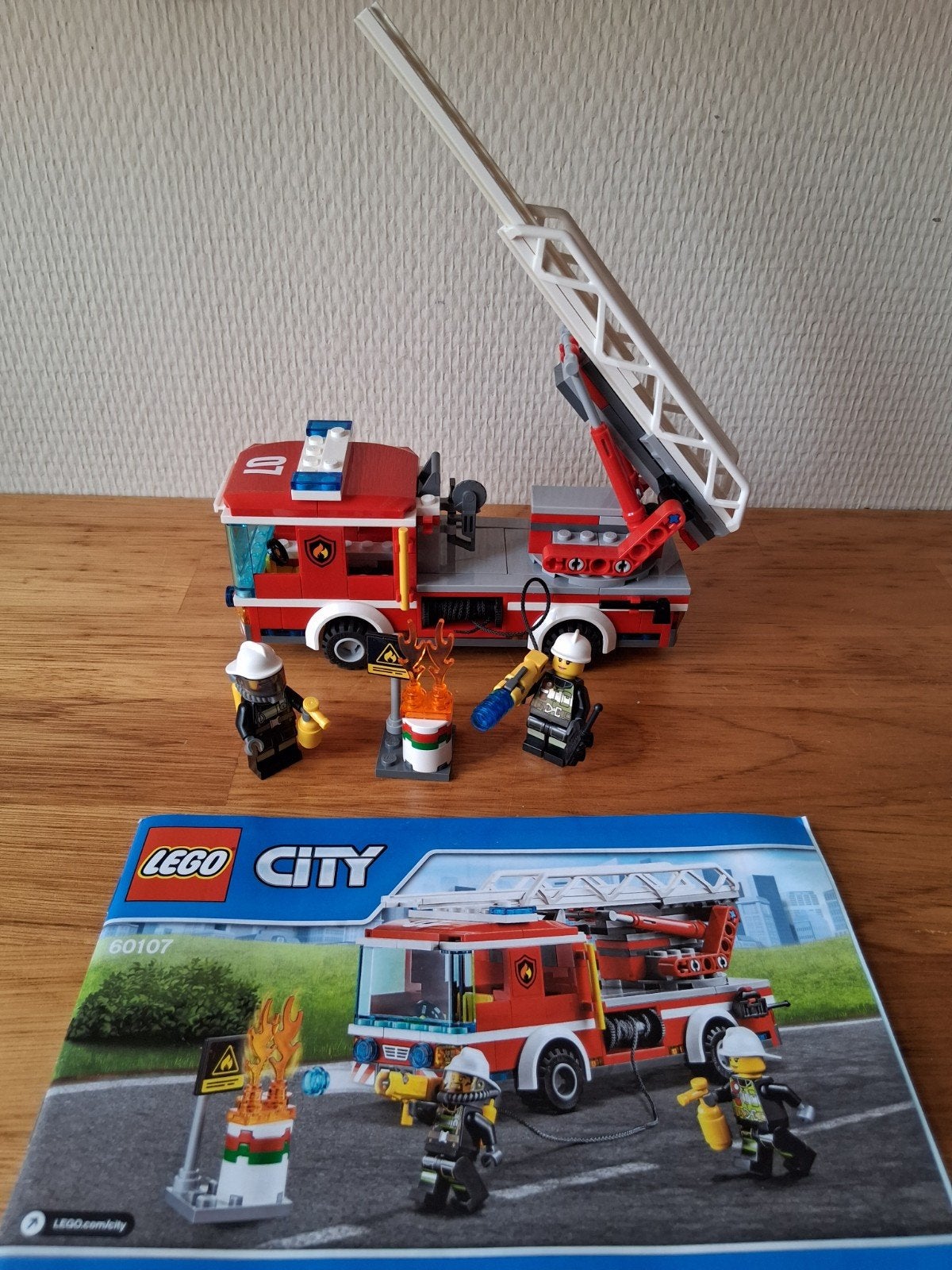 lego city brandweer Ladderwagen 60107 complete set + boekje, City, Lego, Ophalen of Verzenden, Zo goed als nieuw