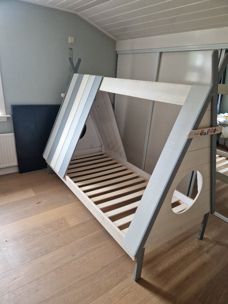 Möbilia kinderbed in de vorm van een tent (tipi), Kinderen en Baby's, Ophalen, 85 tot 100 cm, Gebruikt, Lattenbodem