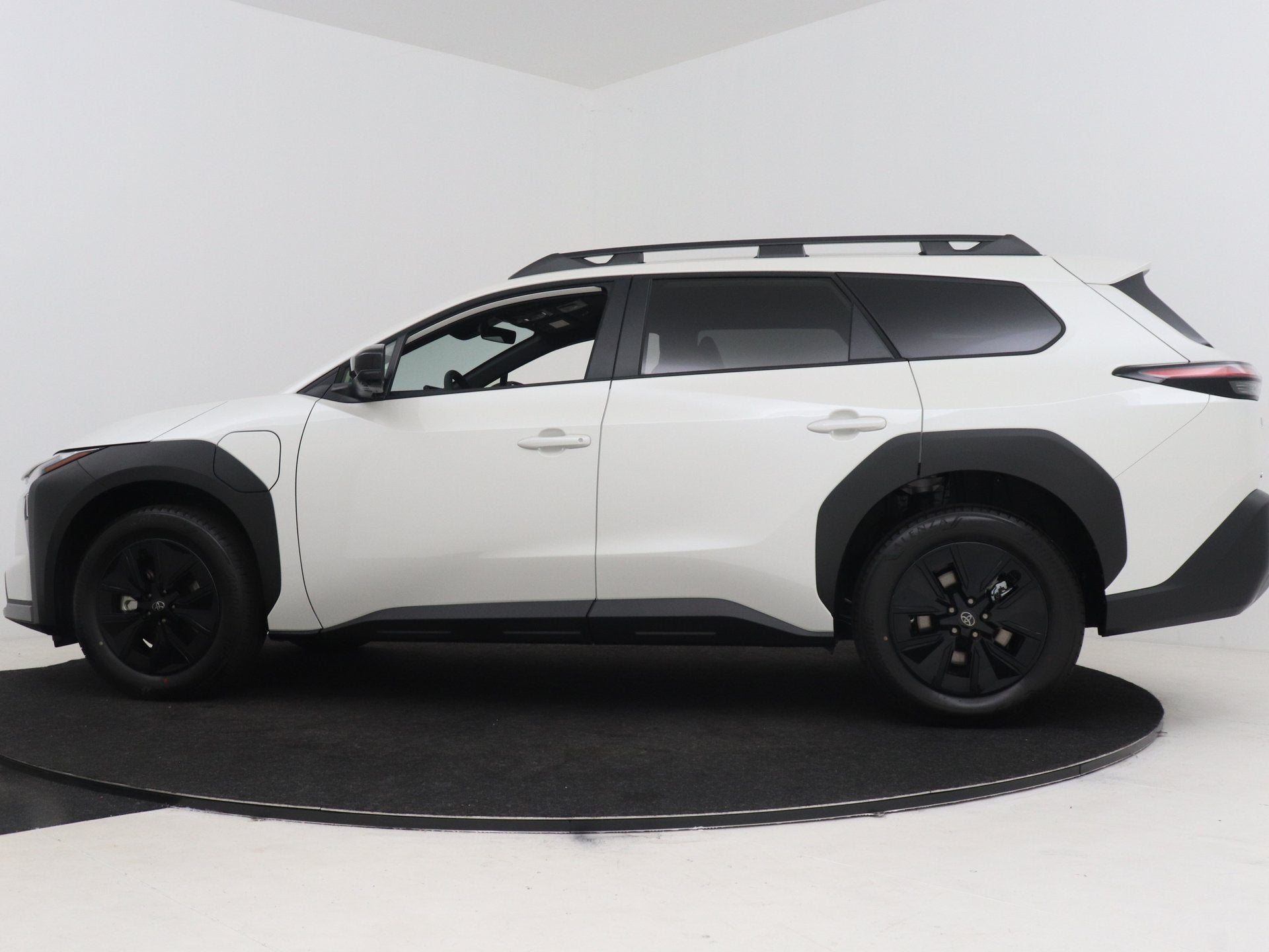 Toyota bZ4X Touring Dynamic 75 kWh (bj 2026, automaat), 12 maanden, Zwart, Leder en Stof, Wit