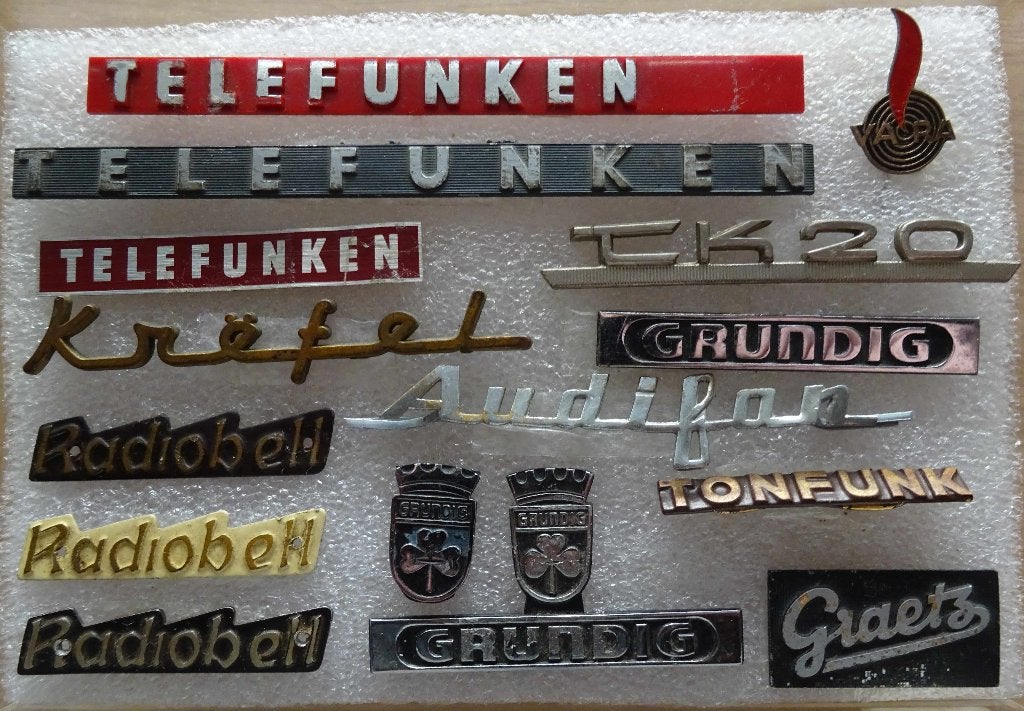 Radio-logo`s, Radio emblemen en typeplaatjes en diverse., Ophalen of Verzenden