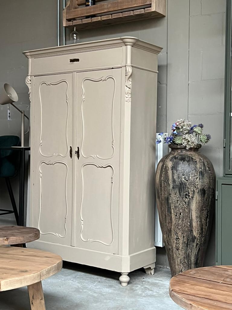 Brocante kast warm beige, Kinderen en Baby's, Kinderkamer | Commodes en Kasten, 105 cm of meer, Verzenden, 50 tot 70 cm, 100 cm of meer