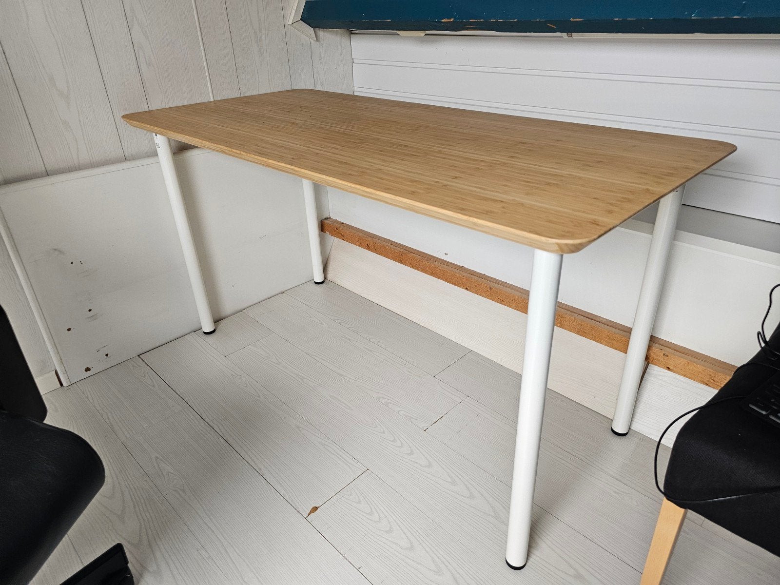 IKEA bureau met bamboe blad en witte poten, Huis en Inrichting, Bureaus, Ophalen, Demontabel, Scandinavisch, Hout