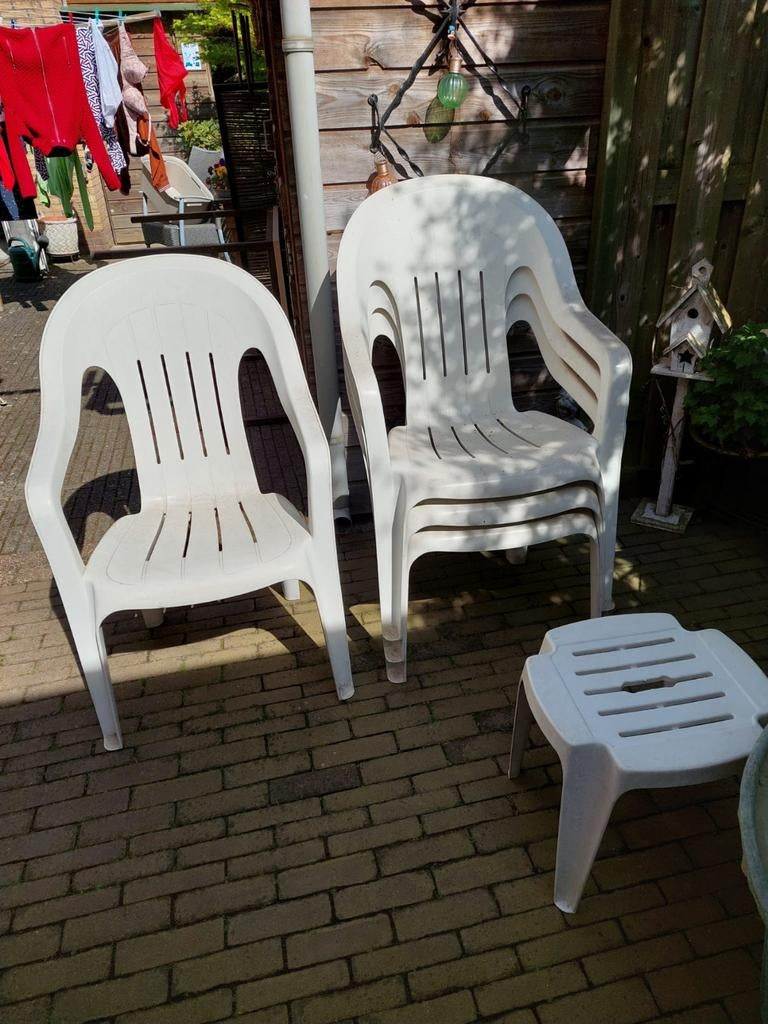 Allibert kunststof tuinset: 4 stoelen + bijzettafel/voetenba, Ophalen of Verzenden, Gebruikt, Kunststof, Stapelbaar