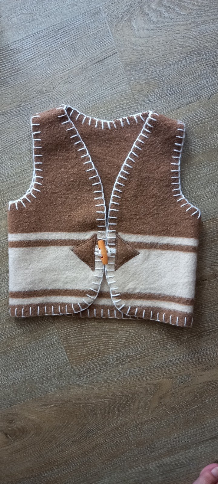 Handgemaakte wollen bodywarmer maat 80, Kinderen en Baby's, Ophalen of Verzenden, Nieuw, Handgemaakt, Jongetje of Meisje