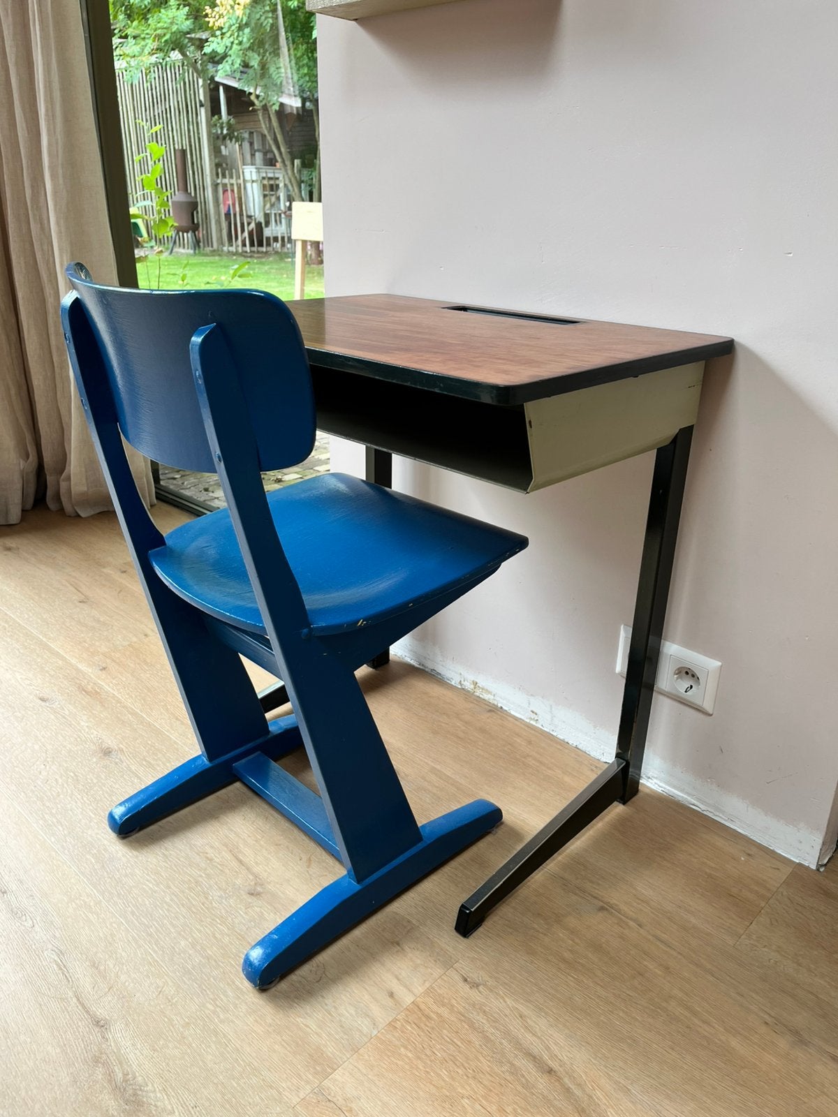 Retro schoolbureau met houten stoel, Ophalen, Gebruikt