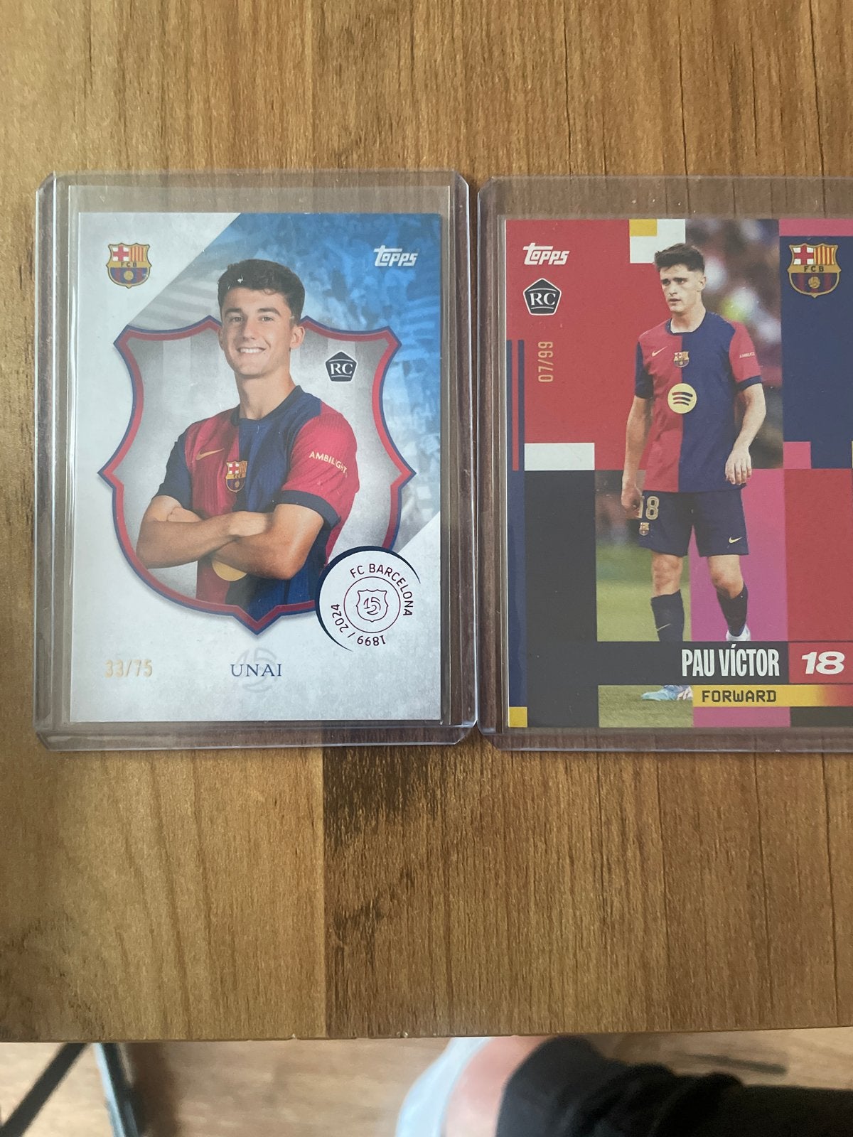 Topps FC Barcelona Voetbal Spelerskaarten Unai & Pau Víctor, Ophalen of Verzenden, Zo goed als nieuw, Buitenlandse clubs, Spelerskaart