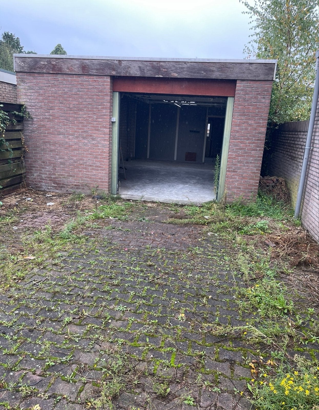 Garages met voorkant stuk grond