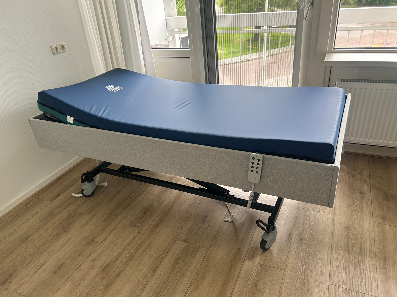 Hoog laag bed elektrisch, Diversen, Ophalen, Zo goed als nieuw