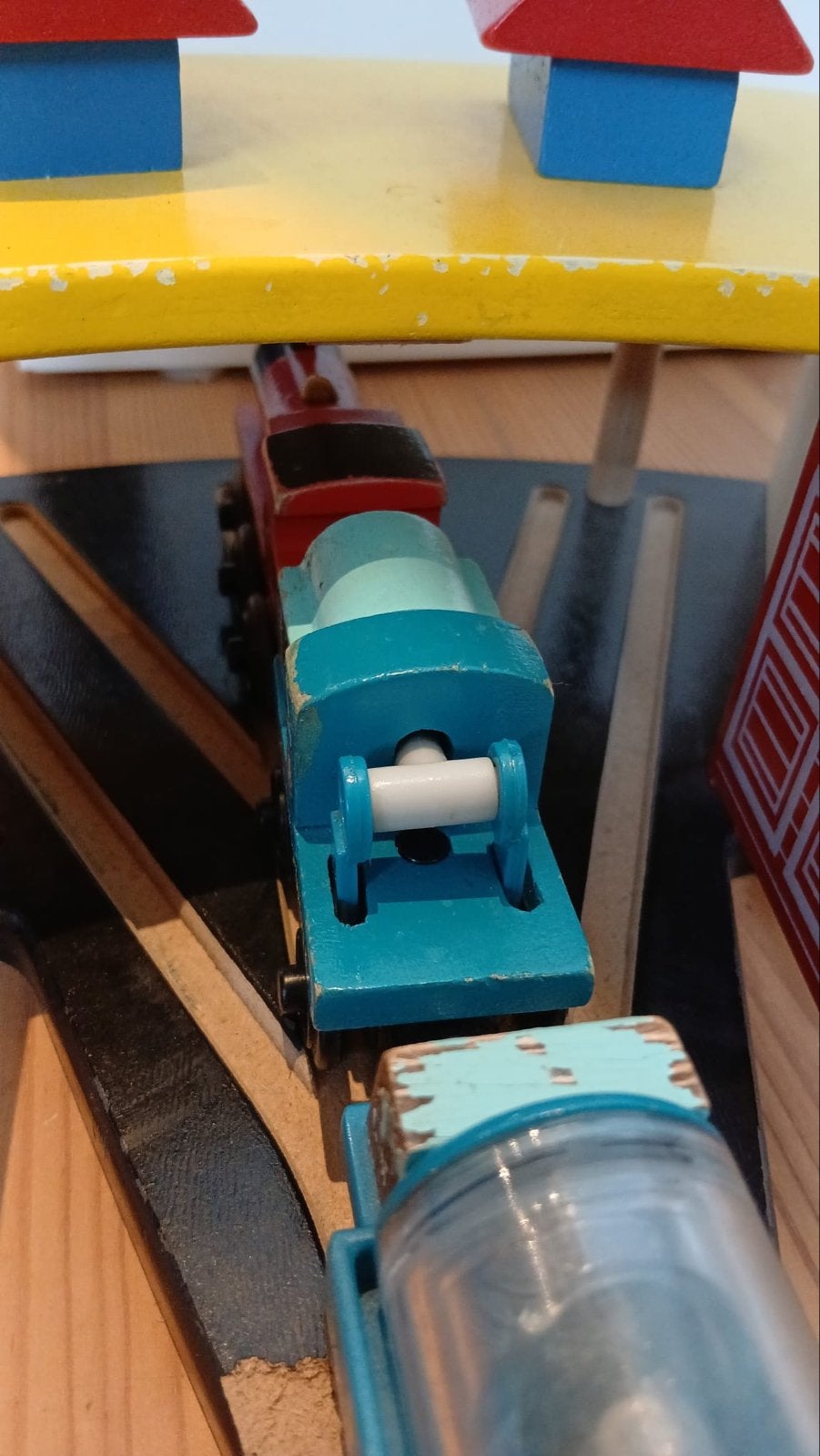 Brio trein derangeerplaats met treinen, rails en brug, Ophalen of Verzenden, Gebruikt