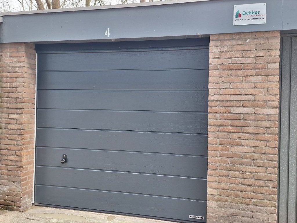 Te huur garagebox of opslag met nieuwe deur Bergen op Zoom