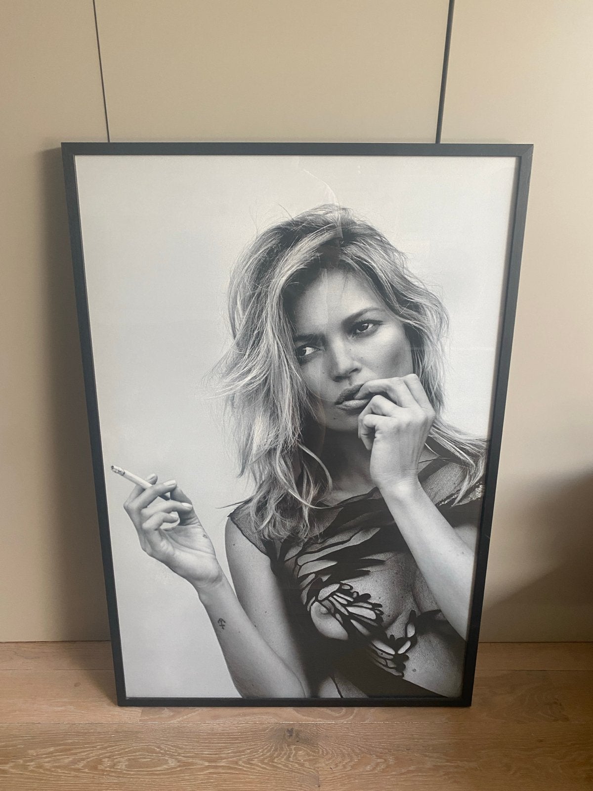 Iconische Kate Moss Poster met Lijst - Groot Formaat, Ophalen, Gebruikt, 75 tot 100 cm, Foto of Poster