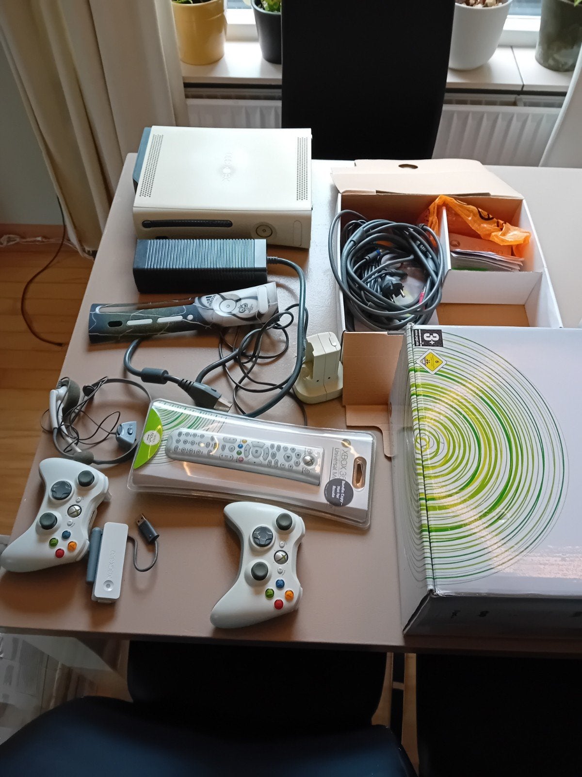 xbox 360 rrod met accessoires, Ophalen, Gebruikt, Met headset, Met 2 controllers