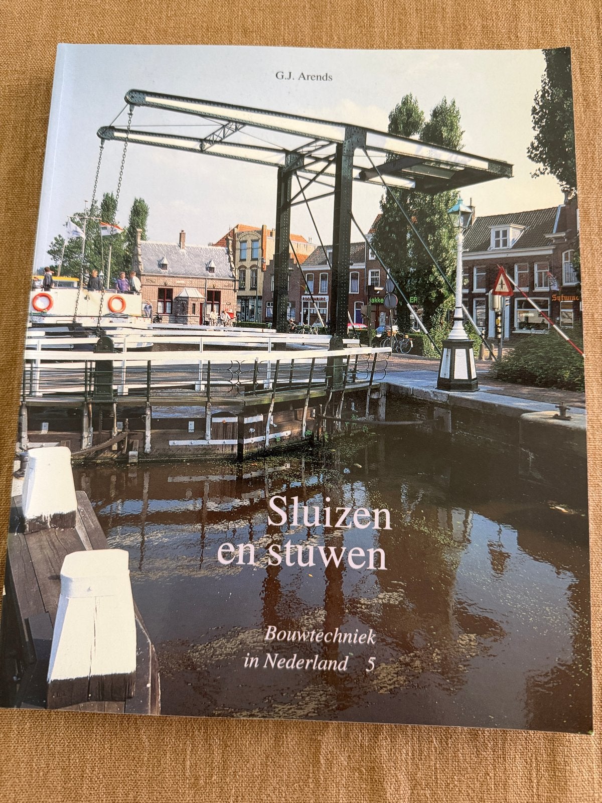GJ Arends Sluizen en stuwen: Bouwtechniek in Nederland 5, Gelezen, Ophalen of Verzenden, GJ Arends, Bouwkunde