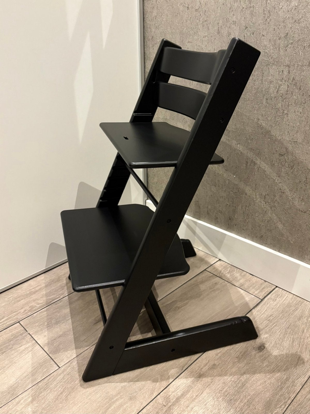 Mooie Stokke Tripp Trapp kinderstoel (ouder model) in mat zw, Kinderen en Baby's, Kinderstoelen, Ophalen of Verzenden, Zo goed als nieuw