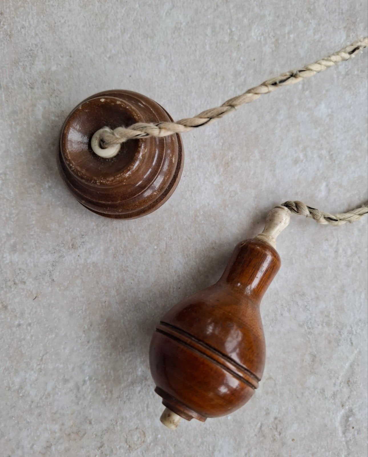 Antieke houten bedienden bel met orgineel koord, Ophalen of Verzenden