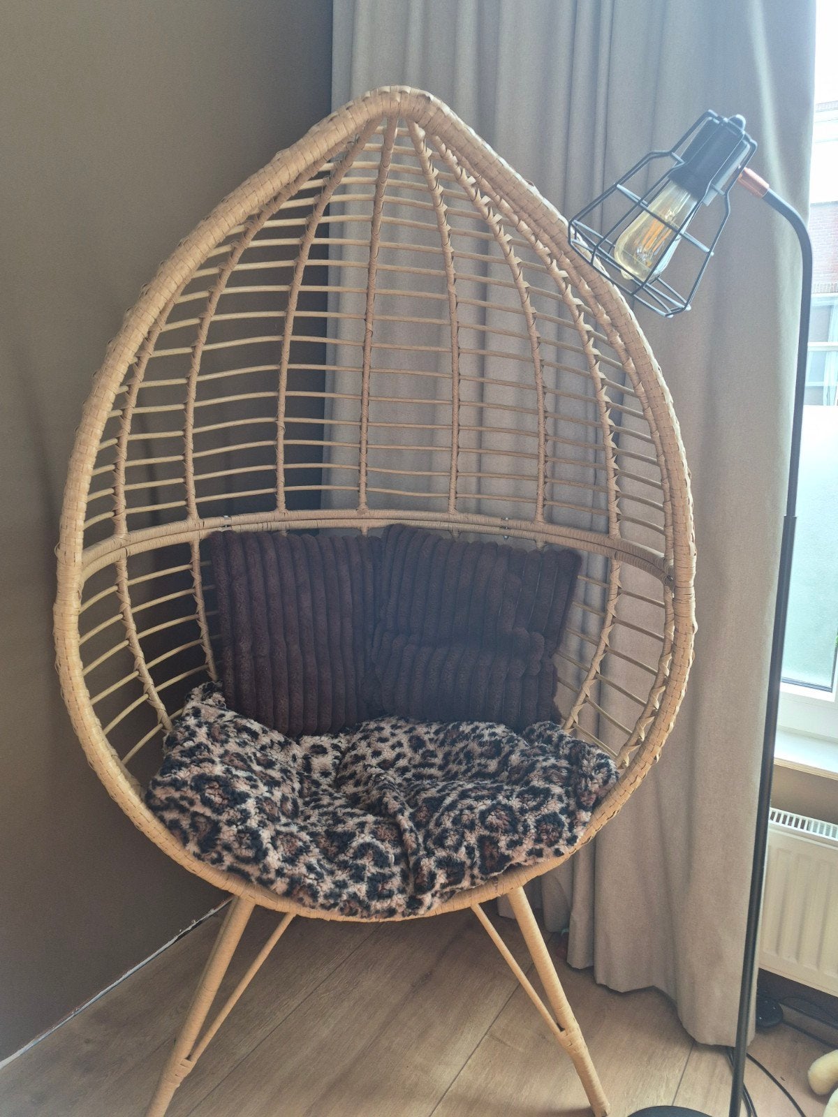 Rotan Egg Chair voor binnen of buiten + lamp, Ophalen, Zo goed als nieuw, Rotan