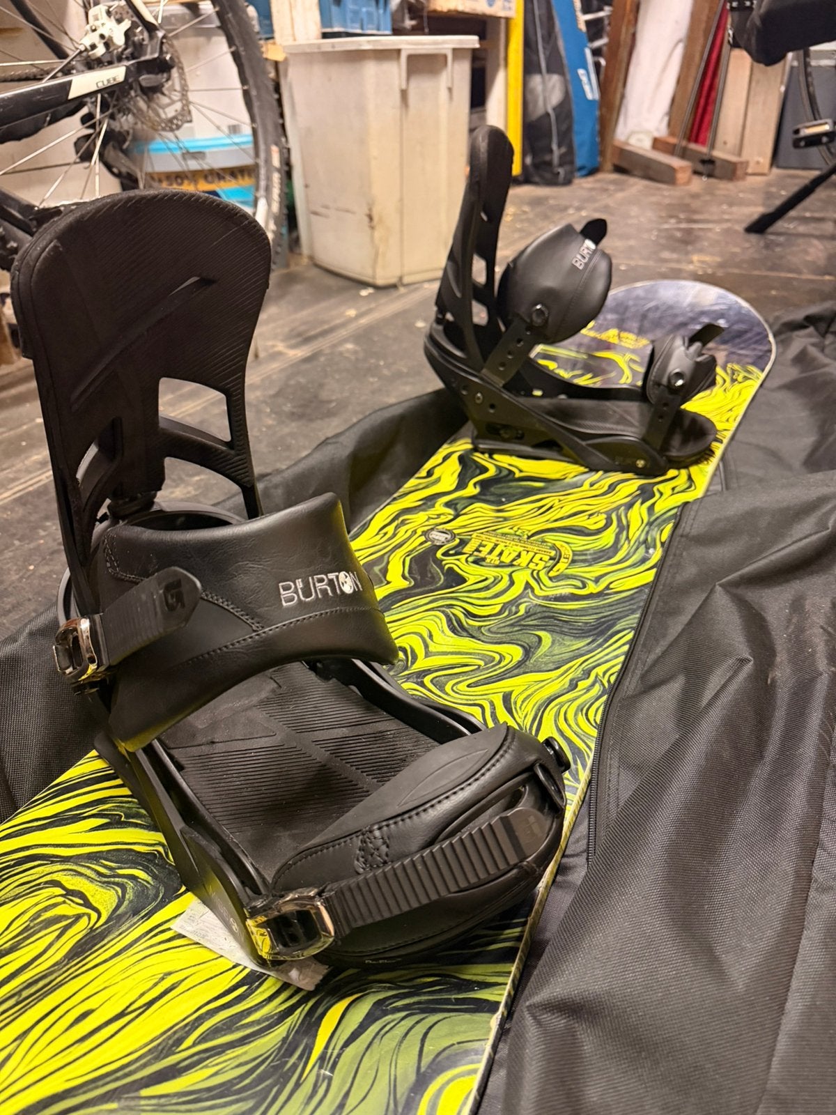 LIB skate banana snowboard met burton bindingen, Sport en Fitness, Snowboarden, Ophalen, Zo goed als nieuw, Board