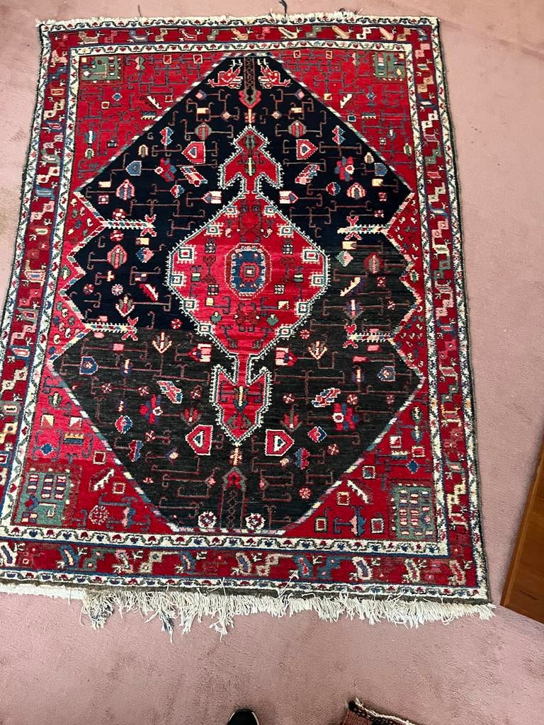 Perzisch tapijt Rood en zwart tapijt met patroon, Ophalen, Gebruikt, 100 tot 150 cm, 50 tot 100 cm