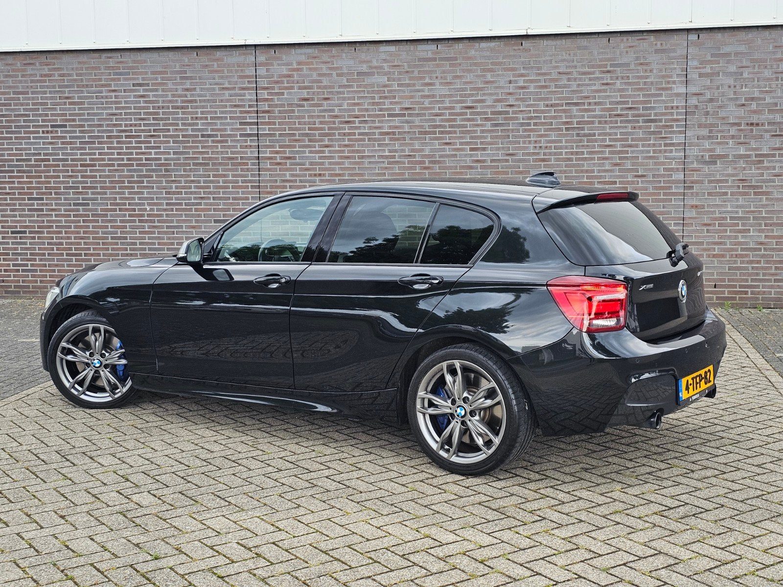 BMW M135i xDrive | AC Schnitzer Perf. Upgrade | NAP, Auto's, BMW, Zwart, Zwart, Leder, Vierwielaandrijving