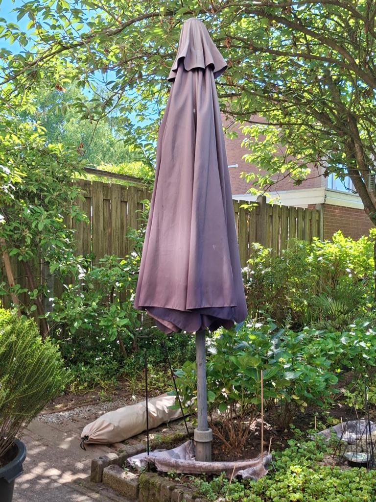 Parasol diameter 300cm LET OP: opknapmodel, Ophalen