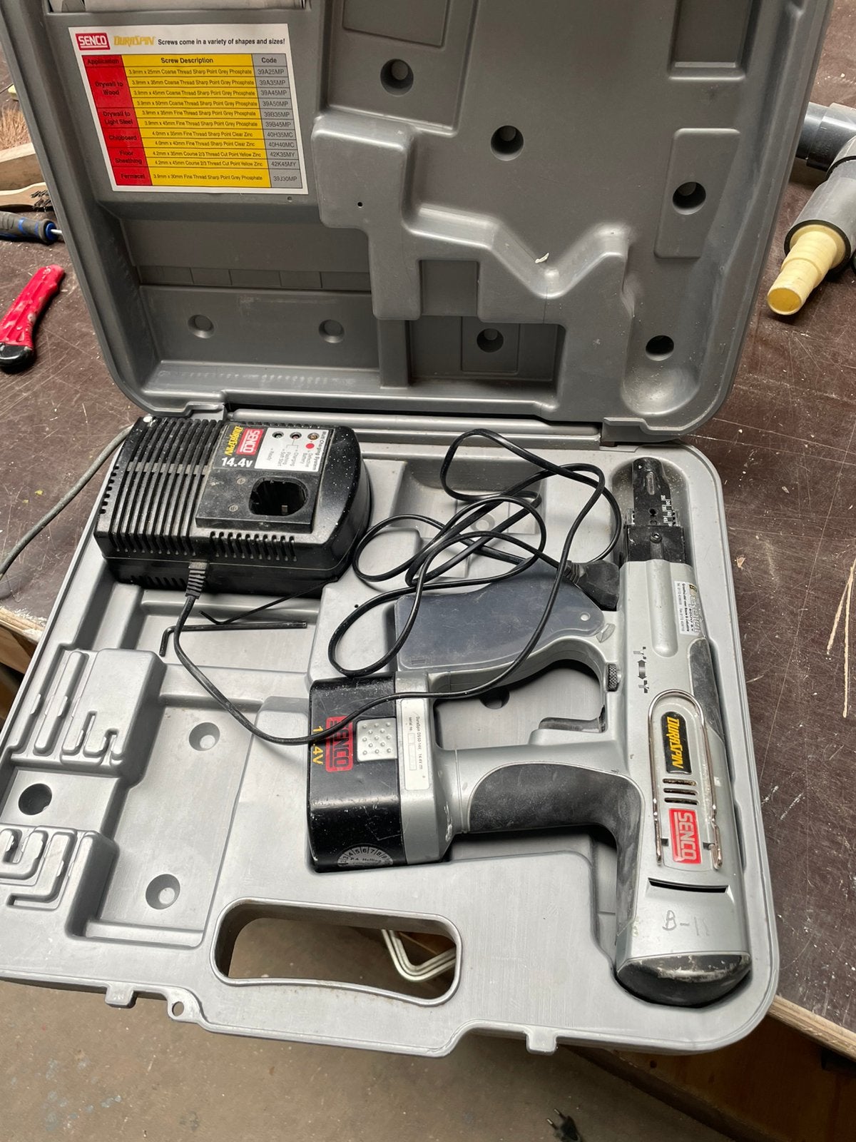 Senco Duraspin Schroefmachine met Accu en Lader, Ophalen, Gebruikt, Variabele snelheid, Boor- en Schroefmachine